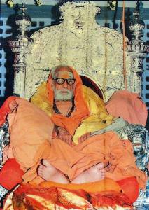 Periyava_on_silver_throne_padha_darshanam