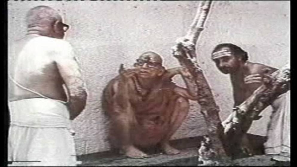 Periyava_Sitting_And_Pointing
